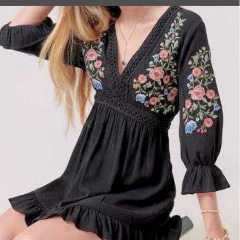 Audrey Parks Francesca’s Embroidered Mini Dress Floral Flounce Hem V-Neck - M